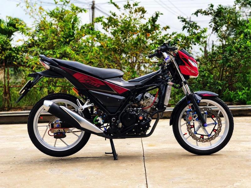 Chiếc Satria độ kiểng đẹp nhất thể hiện phong cách thể thao mạnh mẽ với dàn áo và phụ kiện nổi bật.